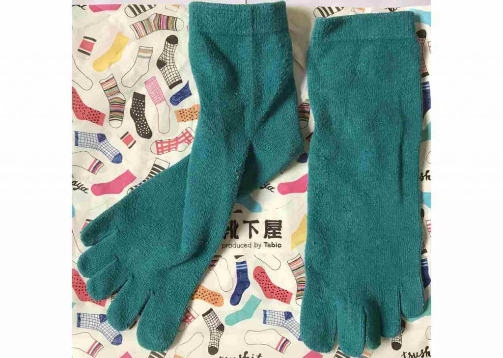 青色の５本指靴下