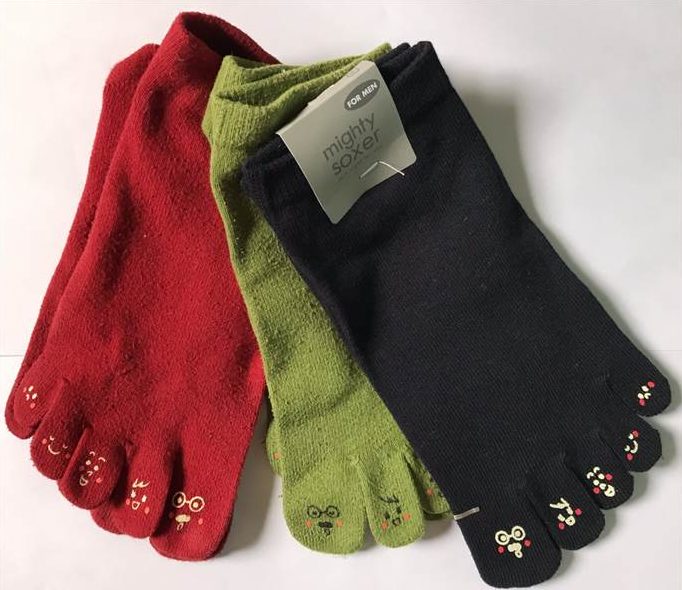 指先に顔のプリントがされた５本指靴下