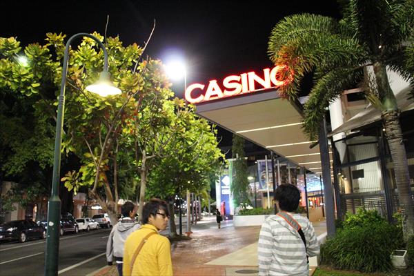 ケアンズ　夜　カジノの近く
