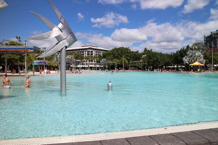 ケアンズ　プール　昼