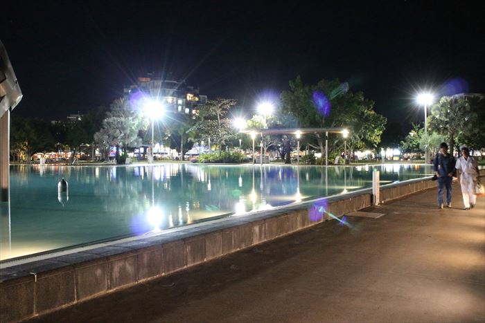 ケアンズ　プール　夜