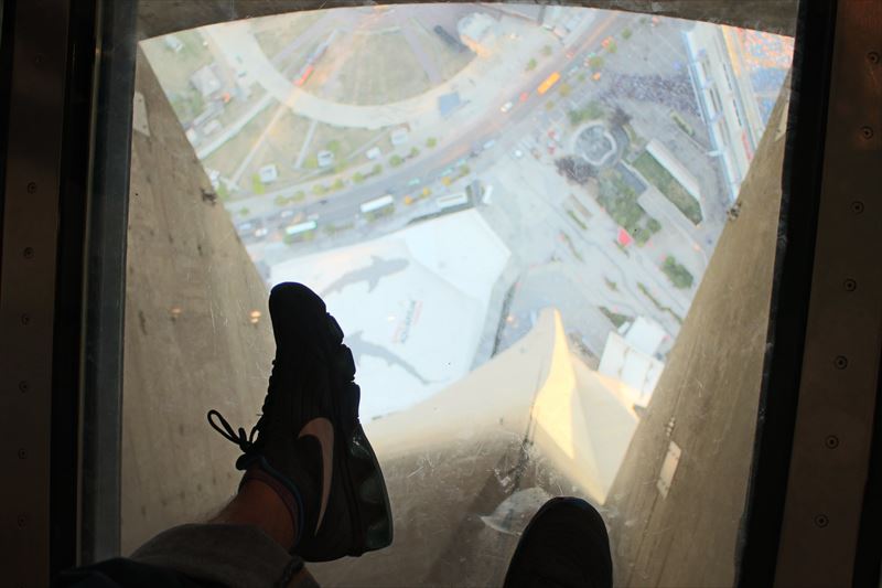 ガラス貼りの足元