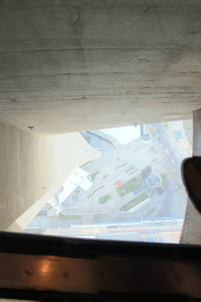 ＣＮタワー　ガラスの足元