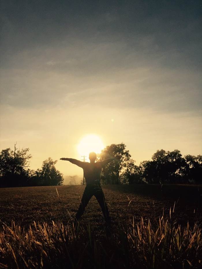 逆光　ポーズをとる人