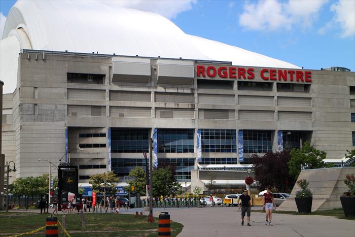 ロジャースセンター前