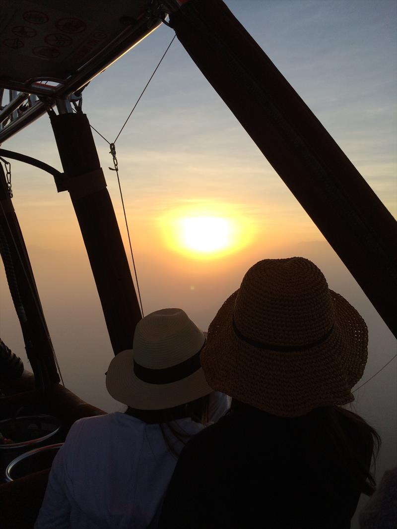 日の出　気球から