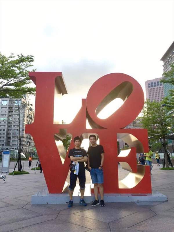 LOVEモニュメントの前で友人と撮影