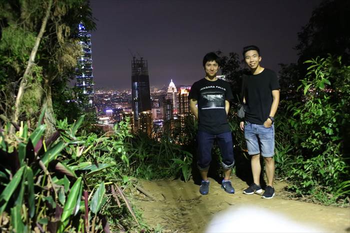 台北の夜景をバックに友人と撮影