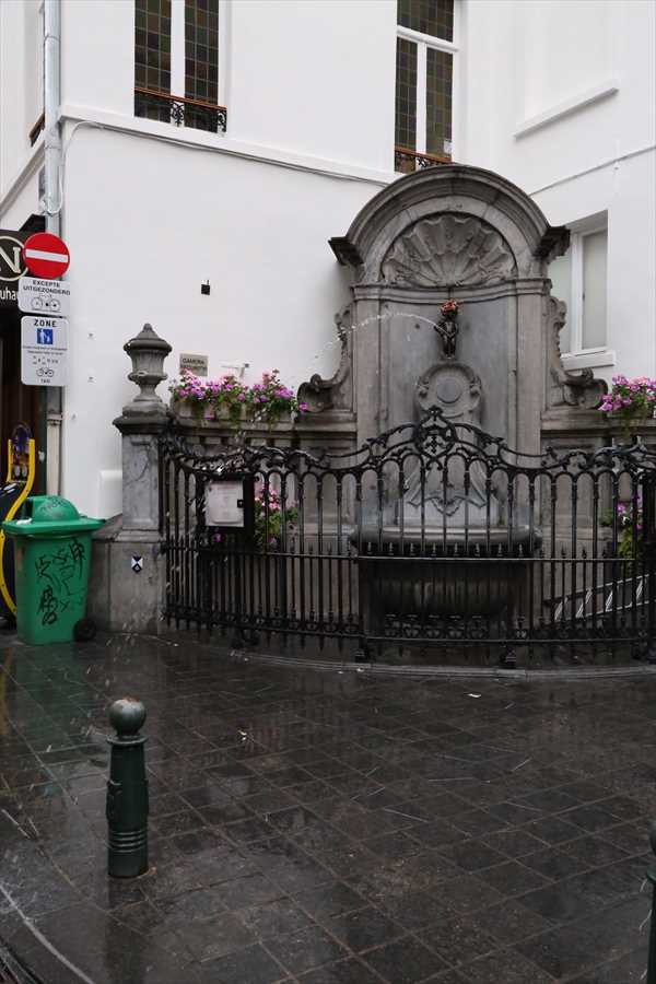 小便小僧　雨の日