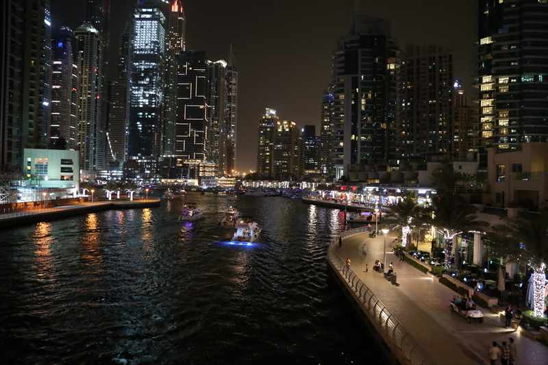 ドバイ　夜の街並み