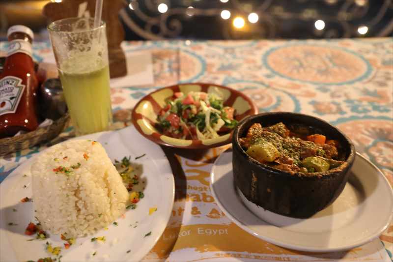 エジプト　レストラン　料理　夜