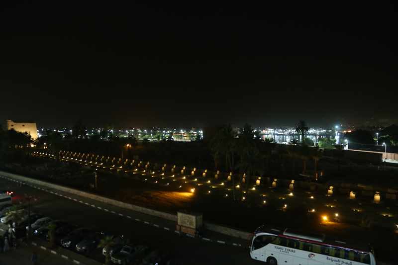 ルクソール　スフィンクスの参道　ライトアップ