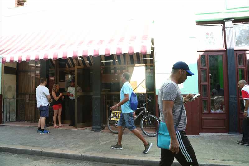 キューバ　ハバナ　両替所　カデカ