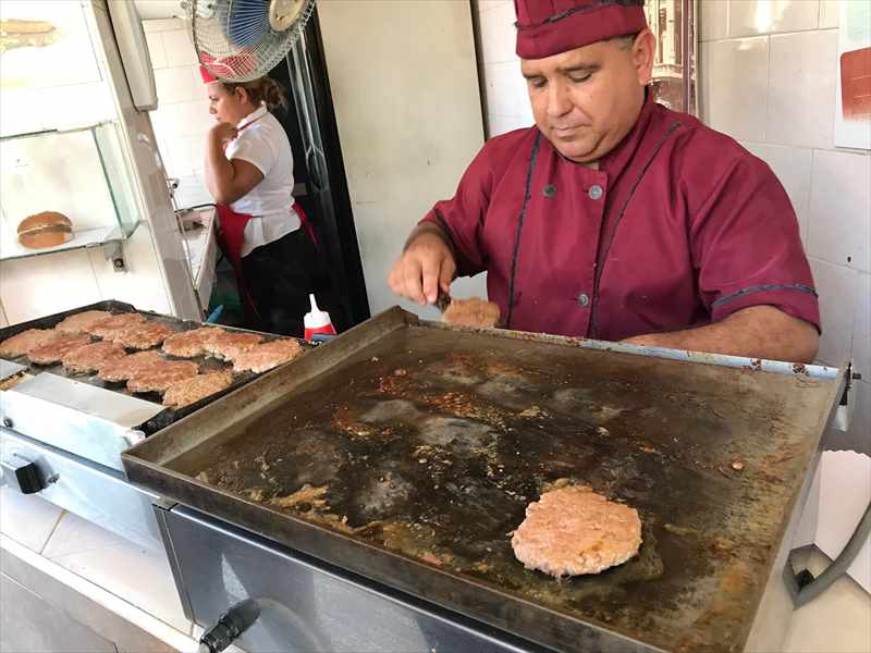 キューバ　ハバナ　ハンバーガー　CUP
