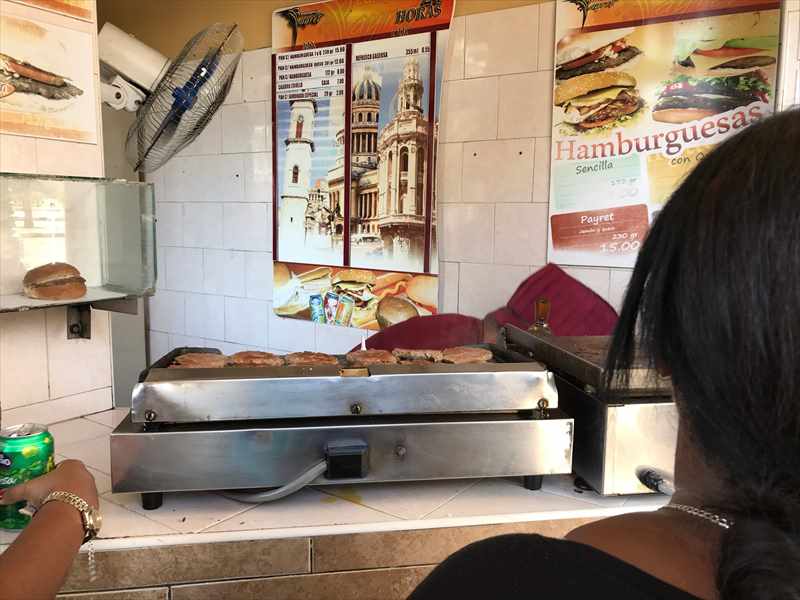 キューバ　ハバナ　ハンバーガー　CUP