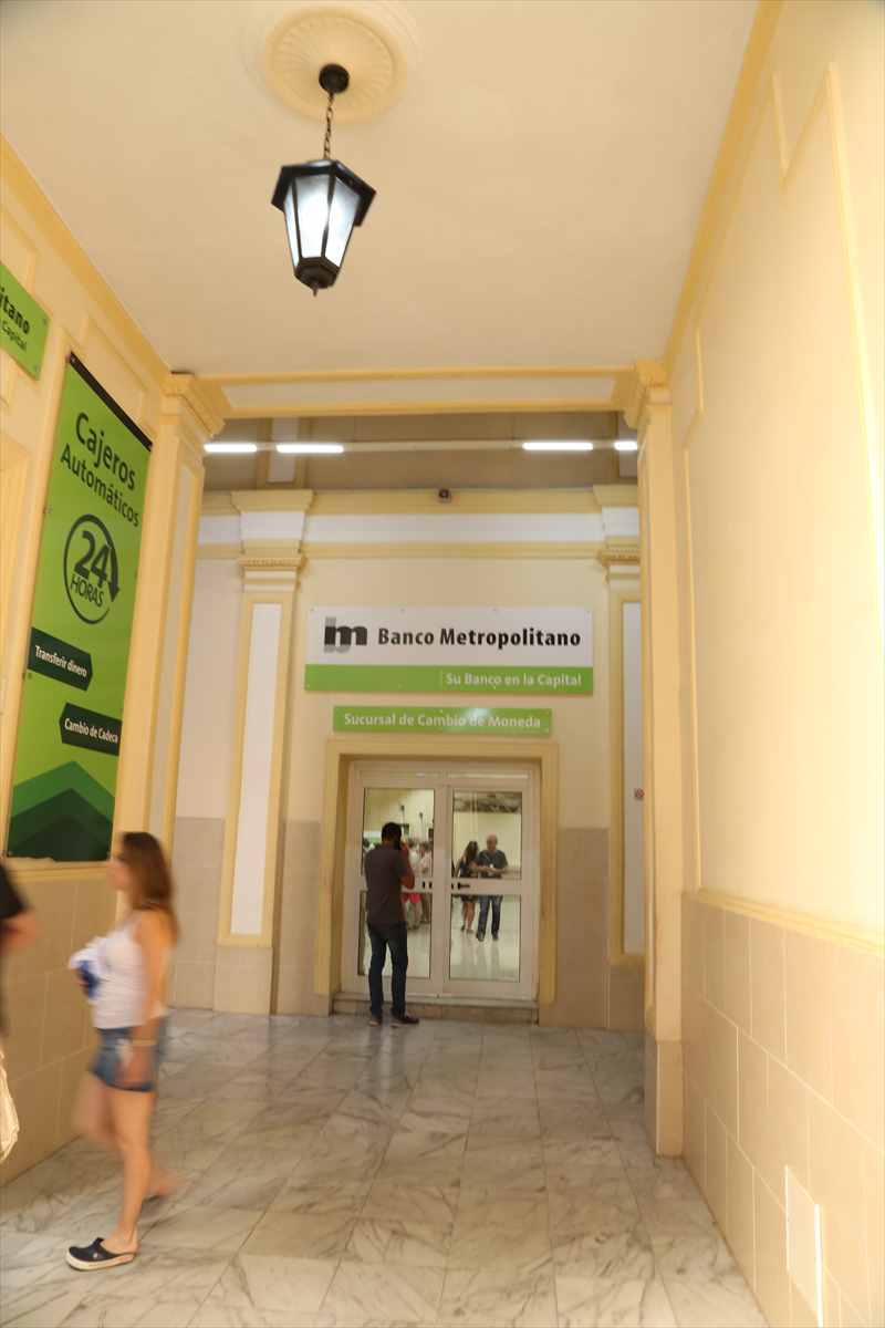 キューバ　ハバナ　銀行