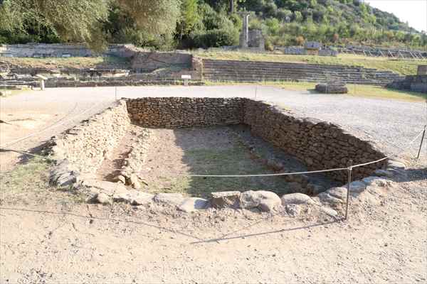 ギリシャ　オリンピア遺跡　ゼウスの祭壇