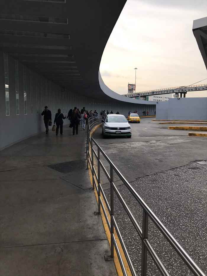 MEX メキシコ国際空港 メトロ駅への道路