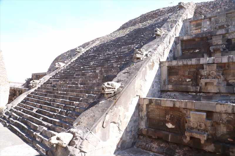 メキシコ　テオティワカン遺跡　ケツァルコアトルの神殿