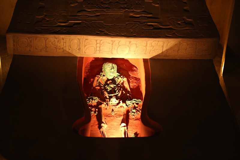 メキシコ　国立人類学博物館　マヤ　墓