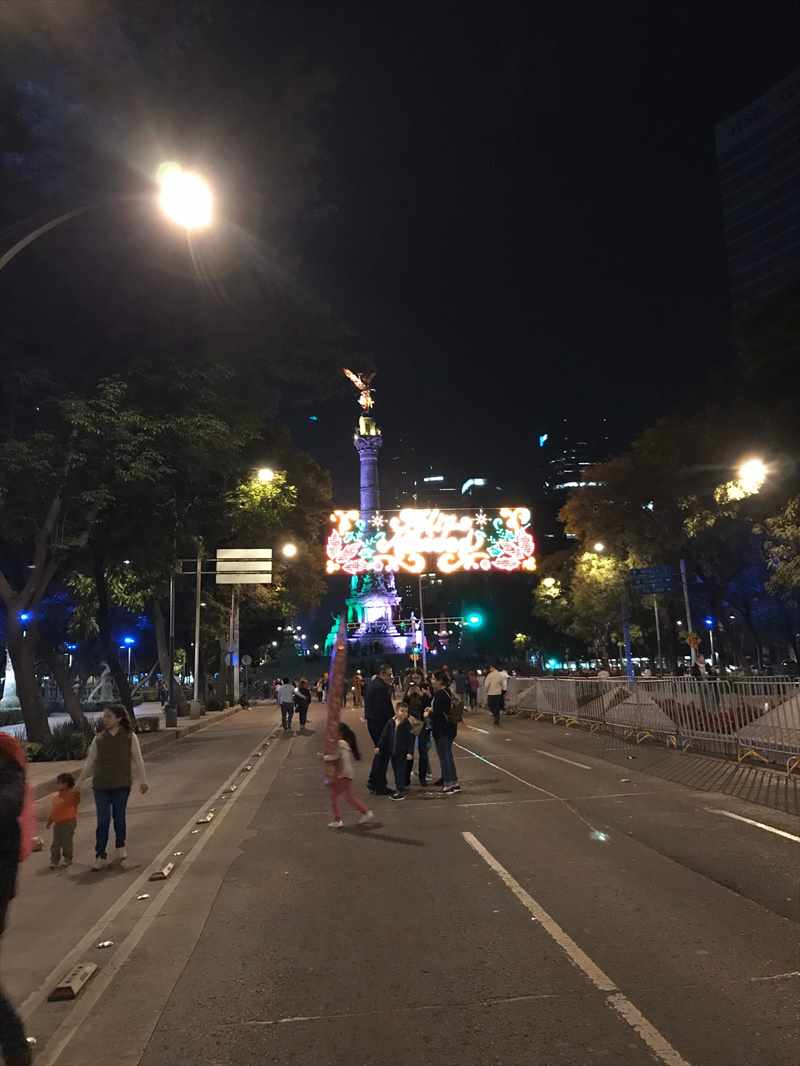 メキシコシティ　年末　独立記念塔