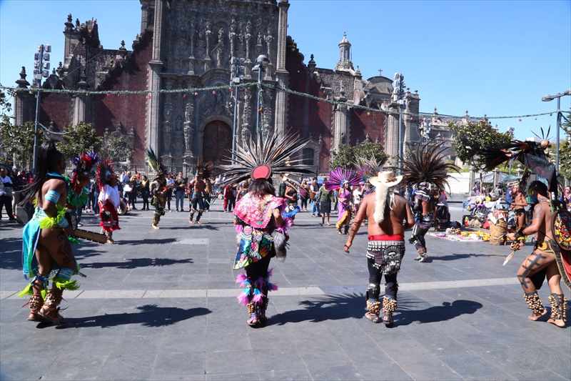 アステカ踊り　メキシコシティ　ソカロ広場