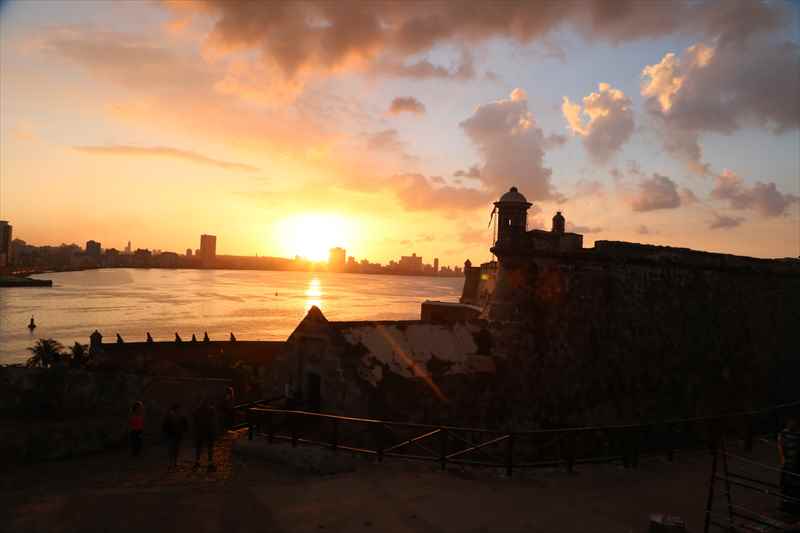 キューバ　カバーニャ要塞　夕暮れ