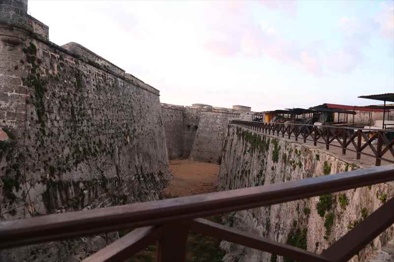 キューバ　カバーニャ要塞　壁