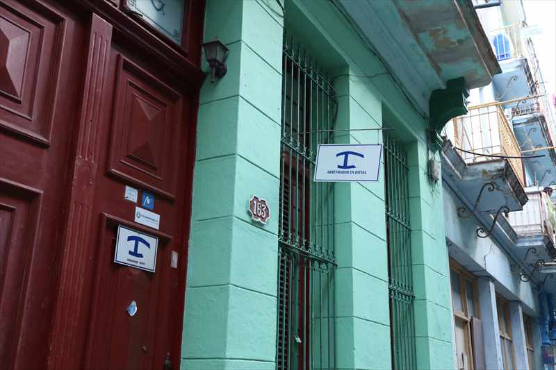 キューバ カサ 青い いかりマーク