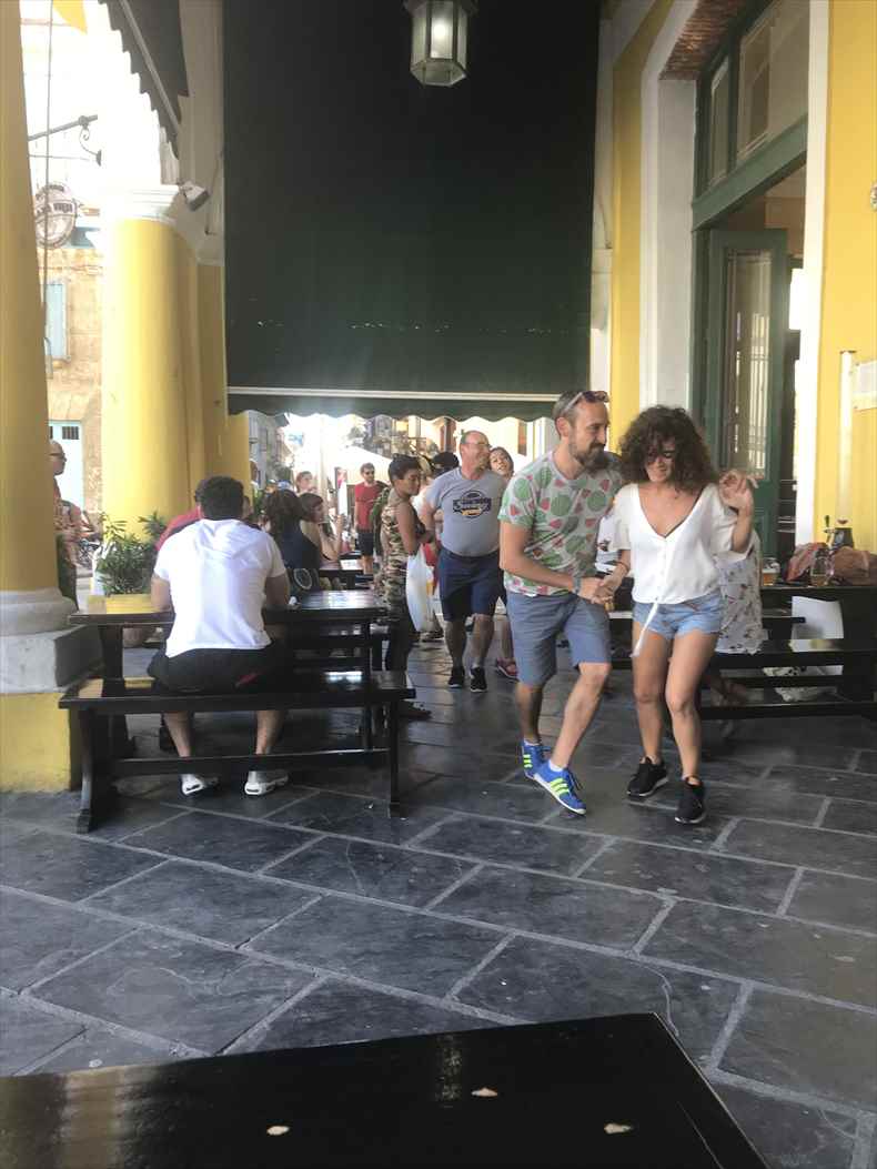 キューバ　ハバナ　セルベサスイマルタス　ダンス