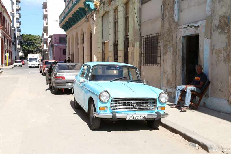 キューバ　クラシックカー　青