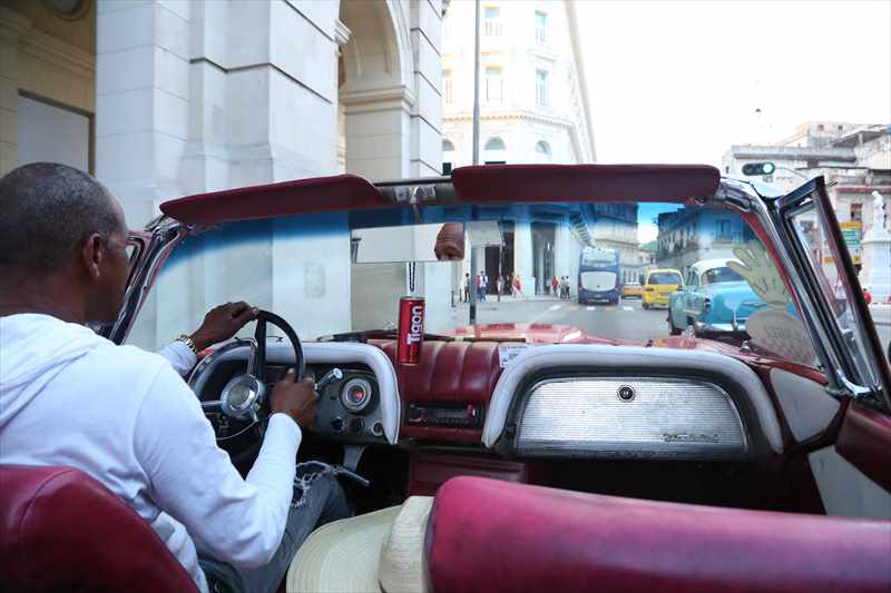 キューバ　クラシックカー　赤いオープンカー