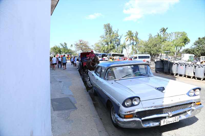 キューバ　クラシックカー　赤いオープンカー　馬車