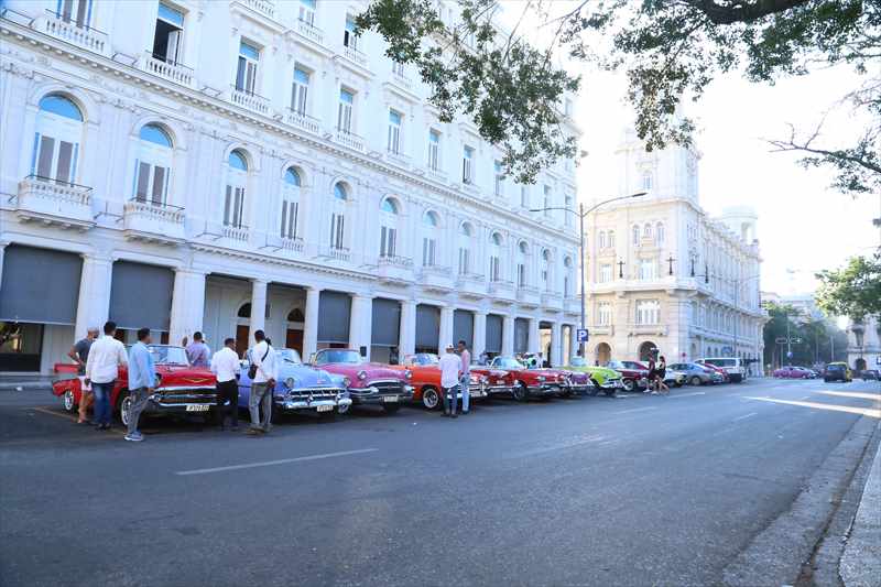 キューバ　クラシックカー　中央広場