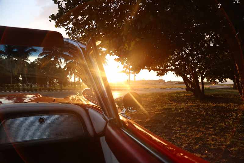 キューバ　クラシックカー　赤いオープンカー