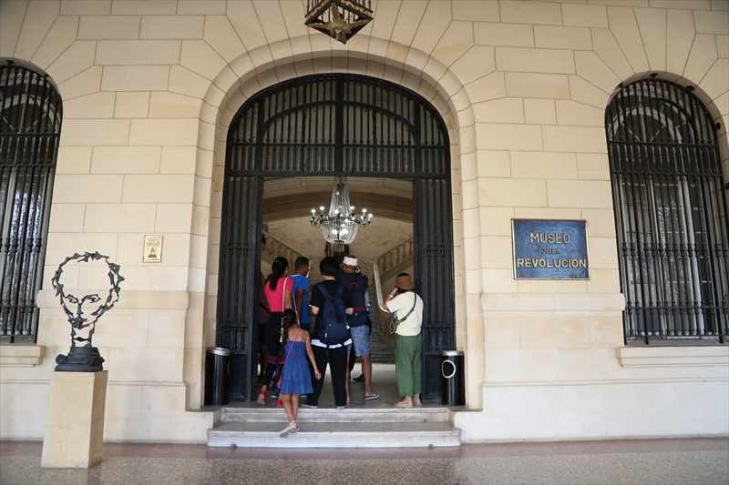 キューバ　革命博物館　入口