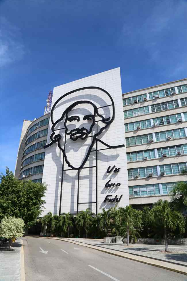 キューバ　革命広場　カミーロ