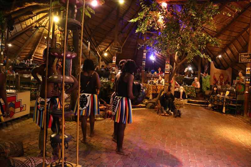 ビクトリアの滝　アフリカンBBQ　レストラン　ボマ