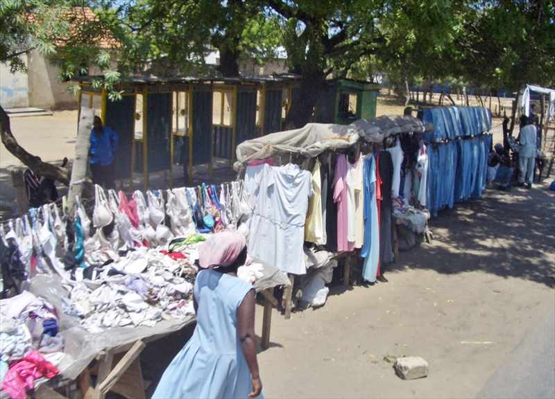 アフリカ 市場 貧困