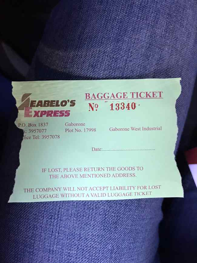 ブラワヨ　ハボローネ　バス　荷物