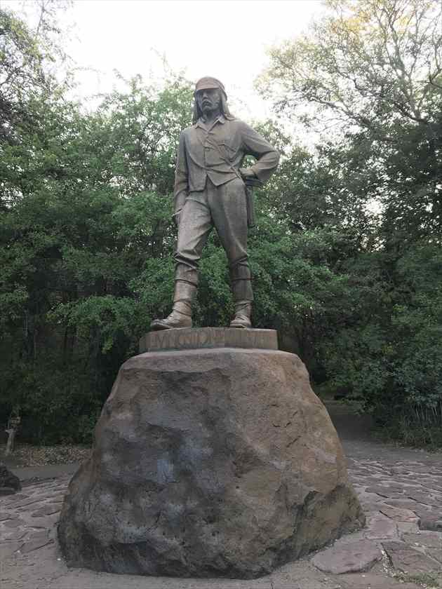 ビクトリアの滝　リビングストンの像