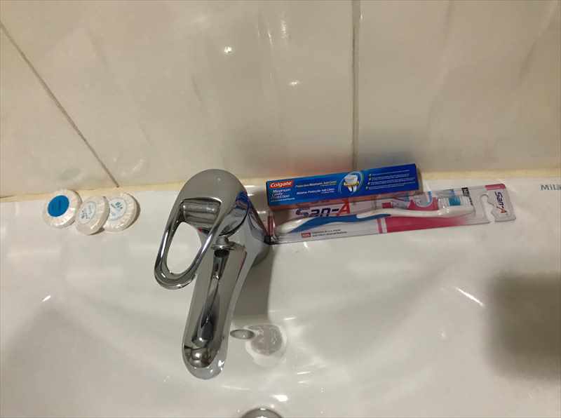 キガリ　カリシンビホテル　アメニティ　歯ブラシ