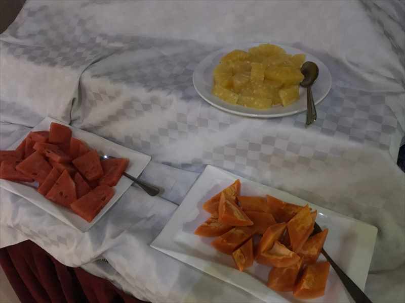 キガリ　カリシンビホテル　朝食　フルーツ