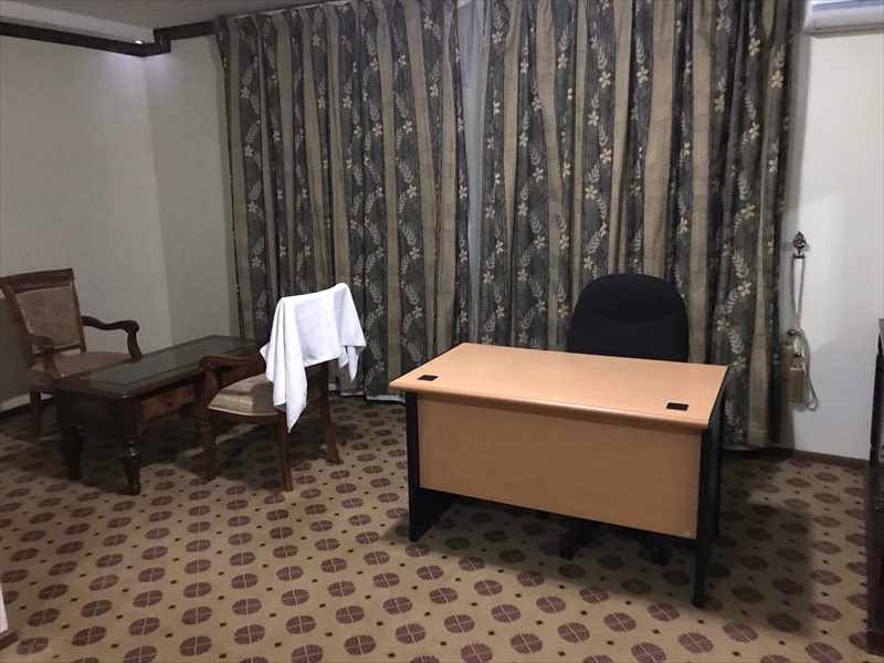 キガリ　カリシンビホテル　テーブル