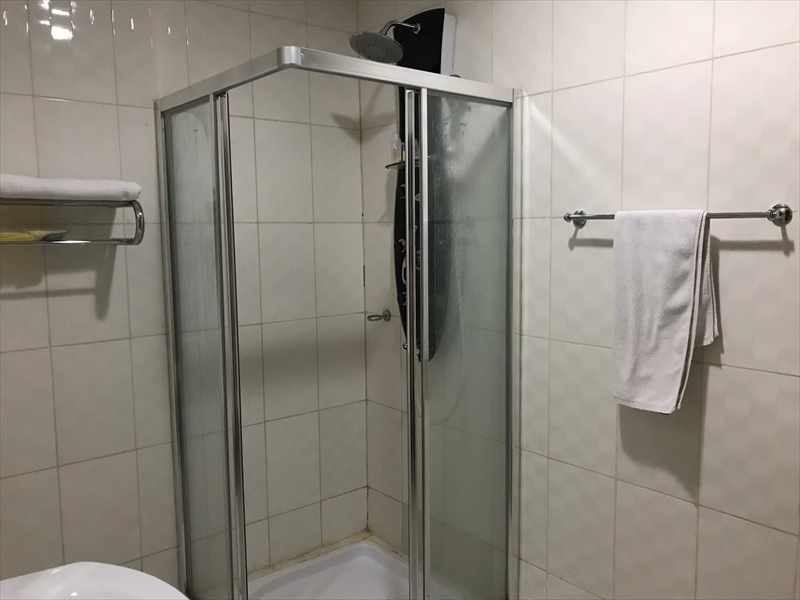 キガリ　カリシンビホテル　シャワー